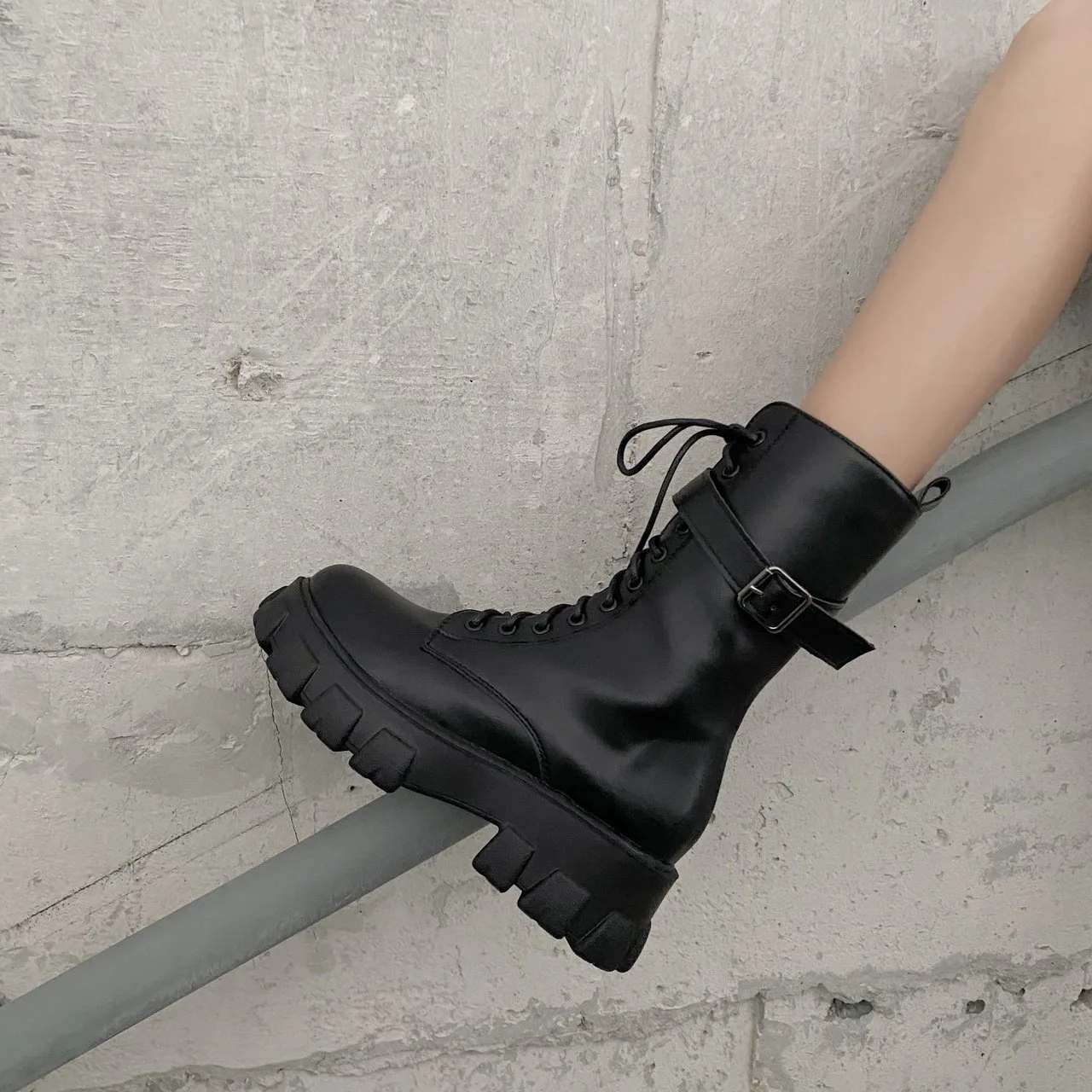 Autumn and Winter New Women's Fashion Motorcycle Mid Sleeve Boots  Thick Sole and Elevated Inner British Martin Boots
