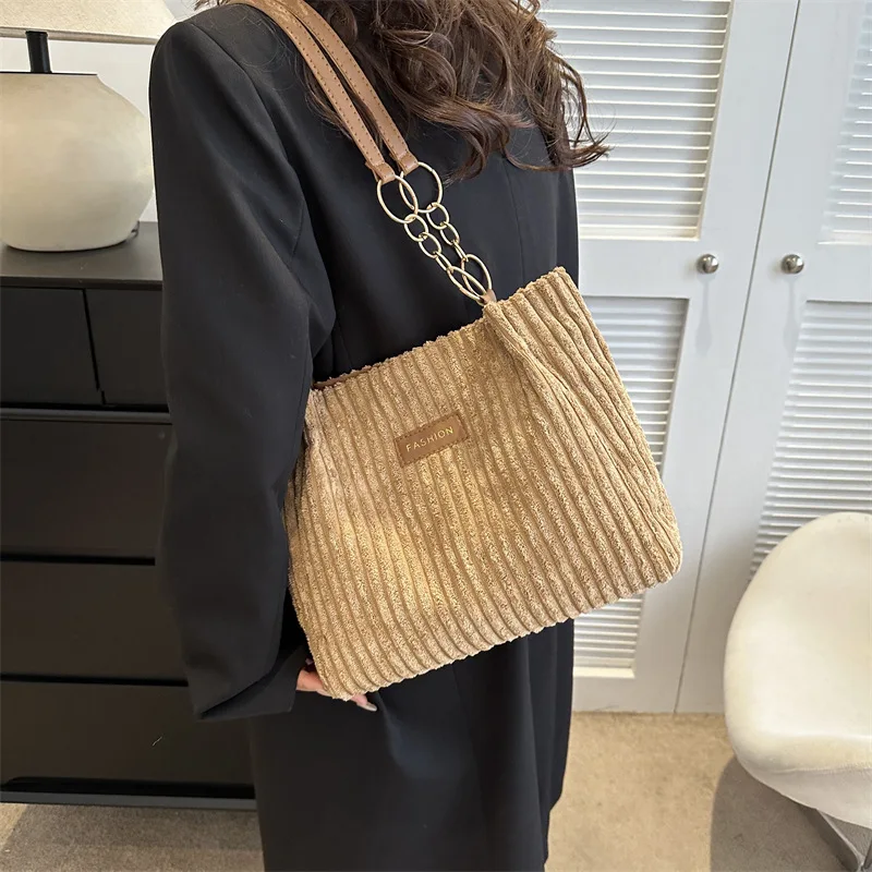 Pochette Ou Sac à Main En Velours Violet Victoria's Secret - Élégant Et Tendance