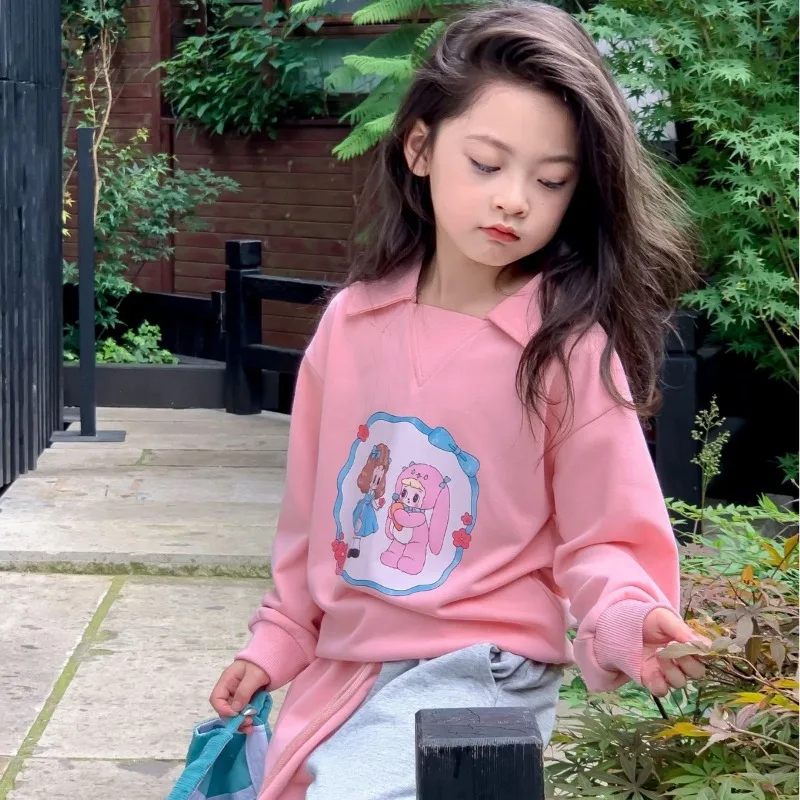 

Новинка 2024, весенне-осенний комплект из двух предметов для девочек, топ и штаны, розовые Мультяшные свободные мягкие модные уличные милые универсальные с отложным воротником