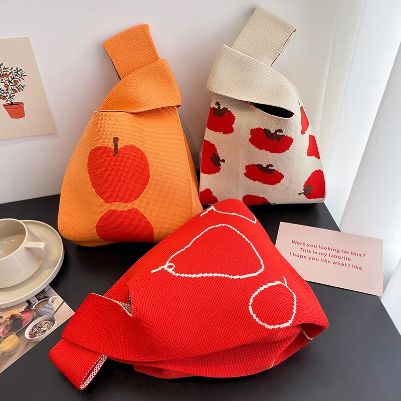 Handmade-Knit-Handbag-Women-Mini-Knot-Wrist-Bag-Japanese-Casual-Color-Wide-Stripe-Plaid-Tote-Bag.jpg Kézzel Készített Kötött Kézitáskás Nők Mini Csomócsukló Táska Japán Alkalmi Színű Széles Csíkos Kockás Diák Újrahasznosítható Bevásárló Táskák - Image 3