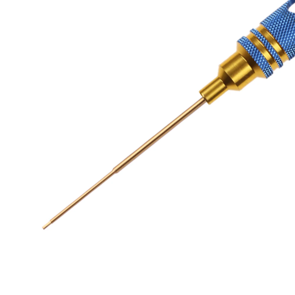 Main tenant une lime diamantée 2.5mm, illustrant l'utilisation pour affûtage et polissage de précision sur métal.