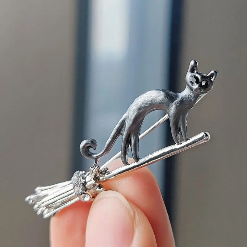 

Europe and the United States hot new fashion creative accessories flying broom kitten brooch all match animals