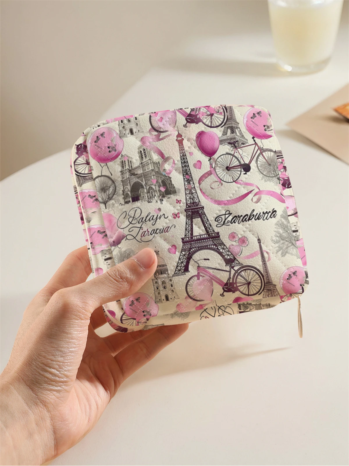 1 portable sanitary napkin storage bag with Eiffel Tower pattern and diamond mesh material, lightweight women's tissue bag
