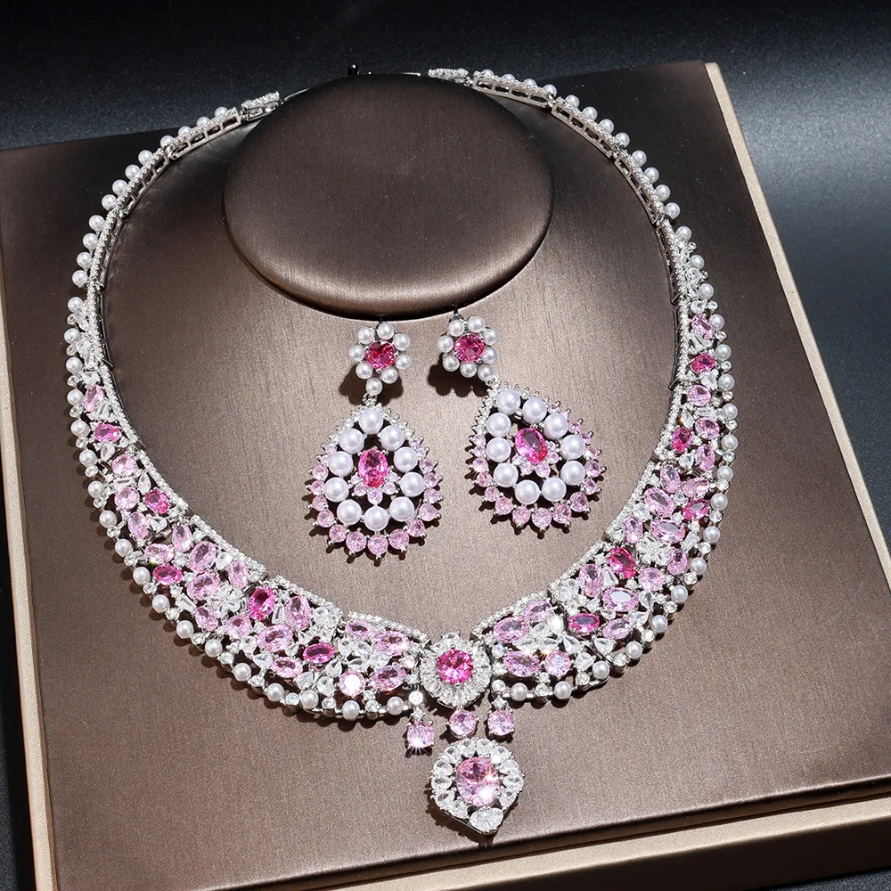 طقم مجوهرات وردي فاخر مرصّع باللؤلؤ والكريستال