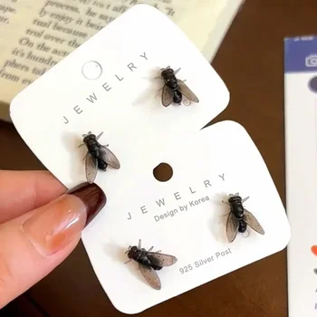 2 uds. Pendientes divertidos con tachuelas y moscas, pendientes de insectos realistas para mujeres y hombres, Mini pendientes con mosca personalizados abstractos, joyería de fiesta 1