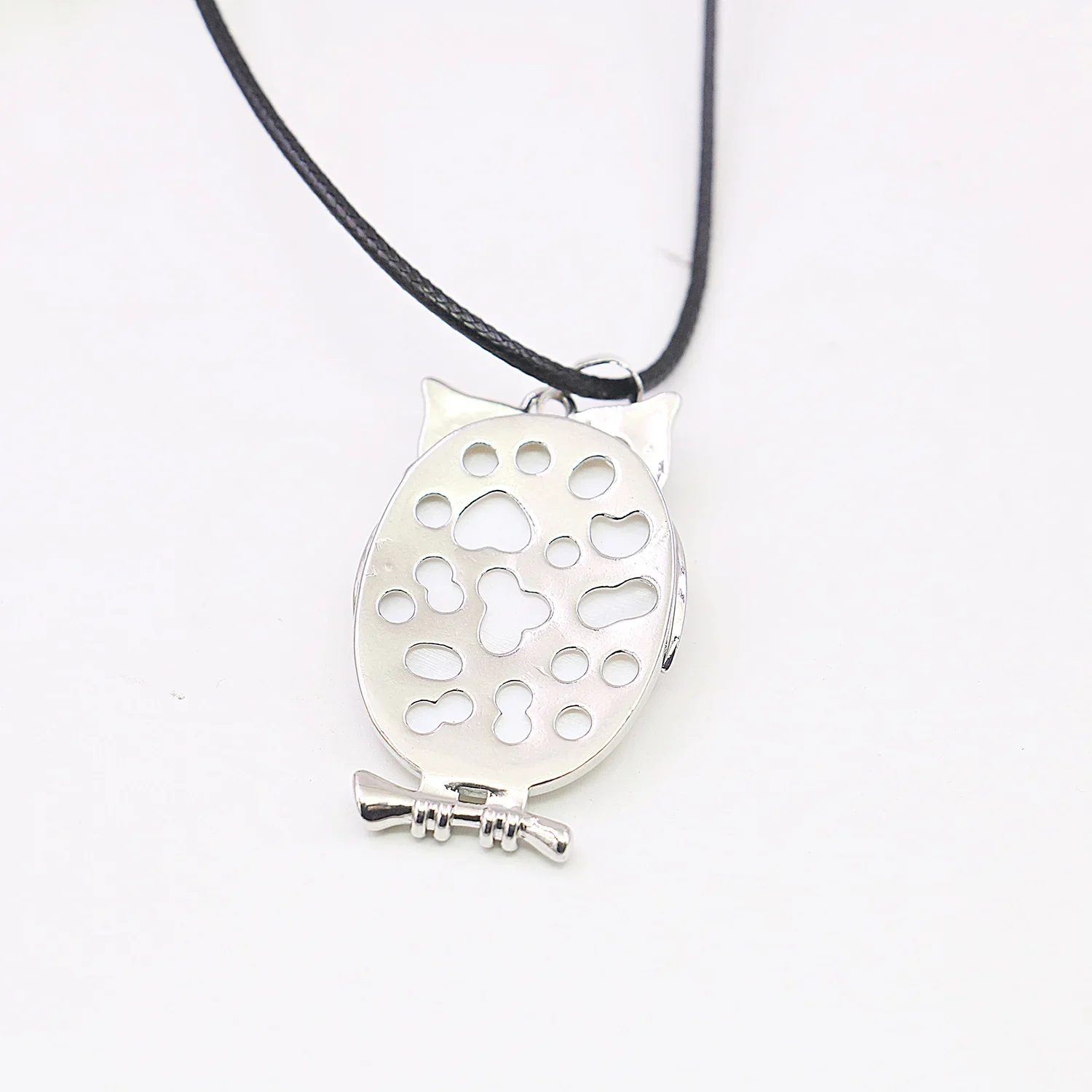 28x44mm Natural White Sea Shell Animal Necklace Pendant,Owl-shaped Alloy Pendant Design,Lucky DIY Jewelry Gifts for Women/men