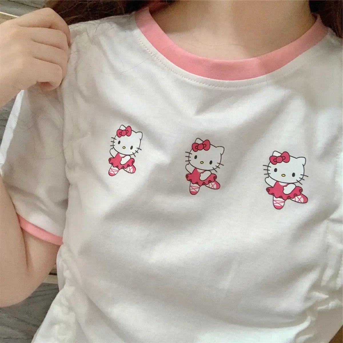 thumbnail image 1 of Hello Kitty nuevas niñas cordón corto suelto de manga corta niños lindo estampado de dibujos animados con cordones costura camiseta estudiante Top, 1 of 4