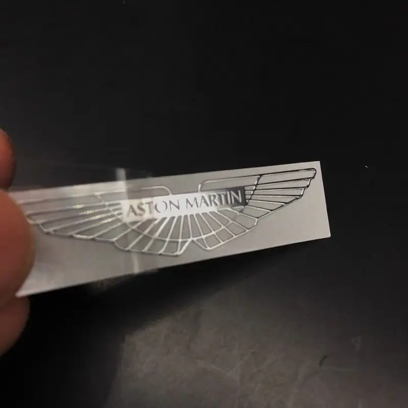 Aston Martin Metalen Interieur Embleem Sticker - Gouden uitvoering detailoverzicht