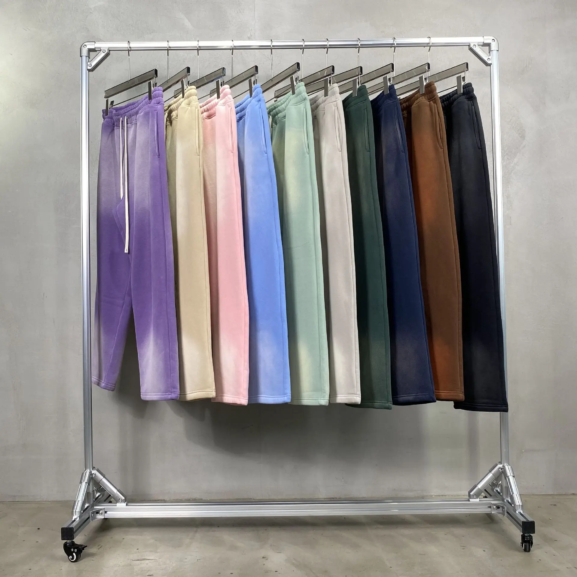 

Spray-dye used casual pants