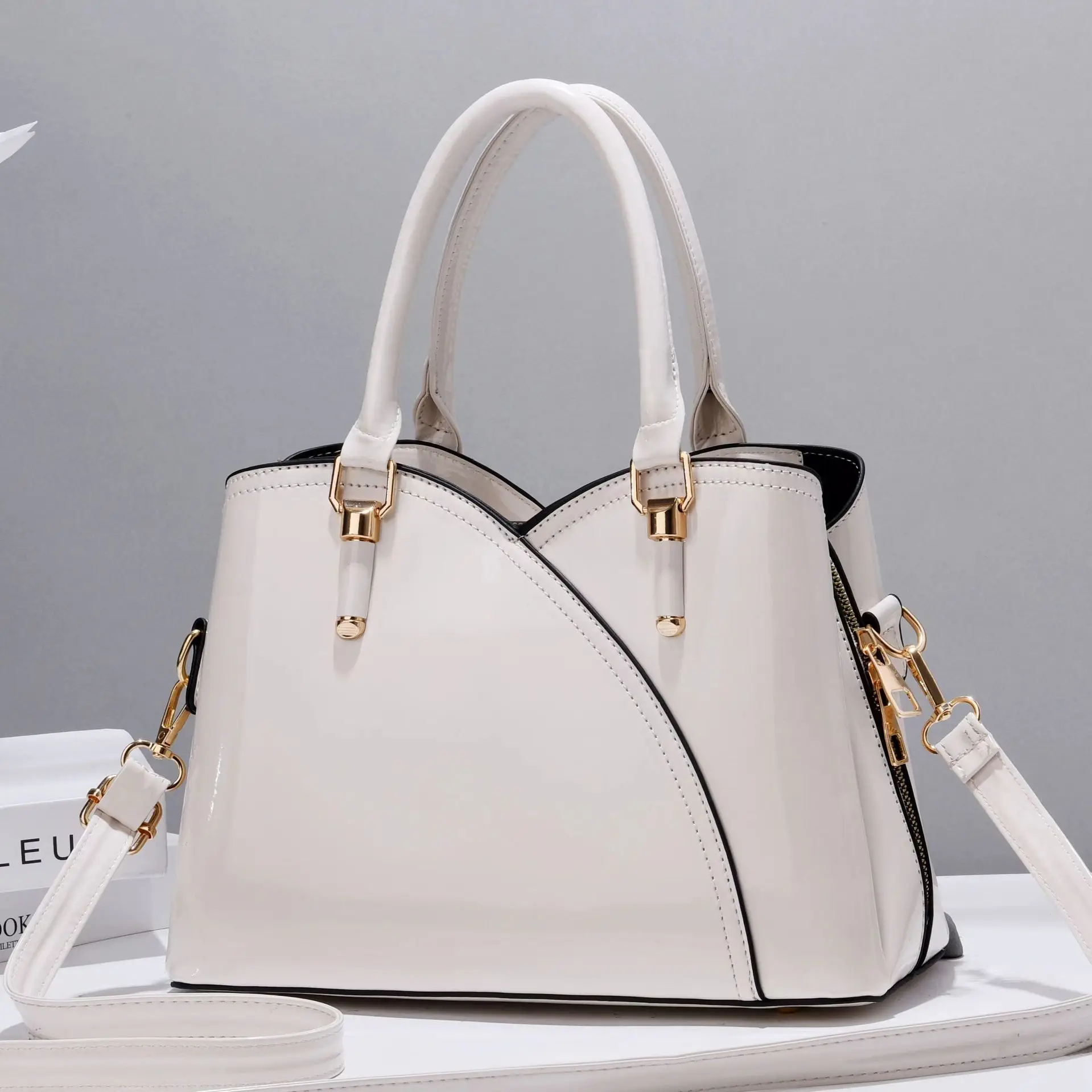 Lacquer Leather Women's Bag 2023 V-shaped Retro Bright Leather