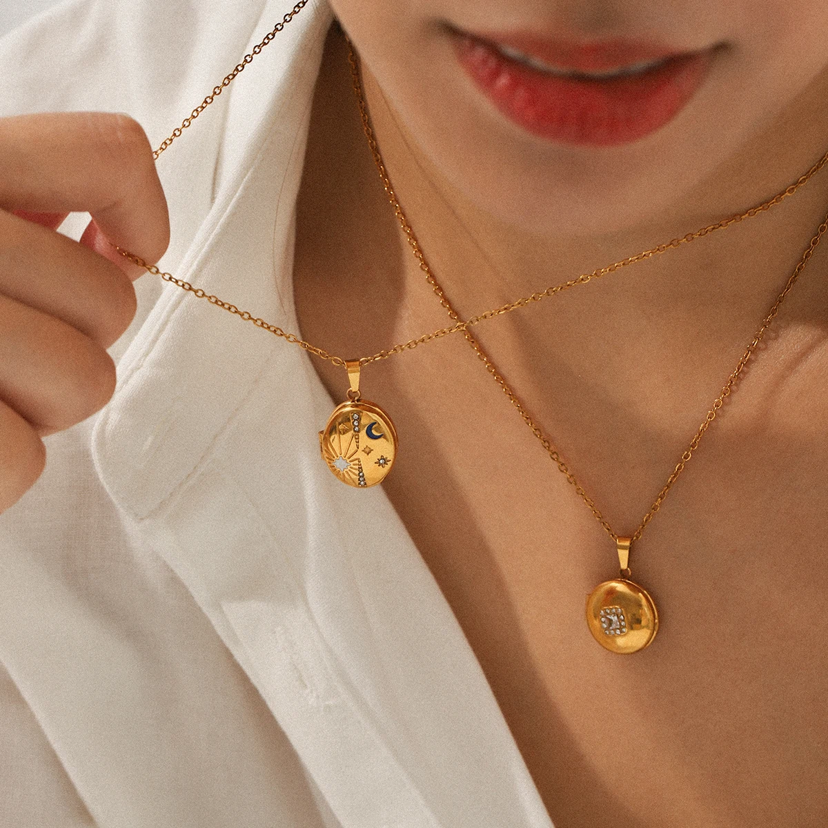 Trendige vergoldete Doppelschicht-Halskette für Damen mit rundem Mond-Stern-Anhänger, hypoallergener Edelstahlschmuck als Geschenk.