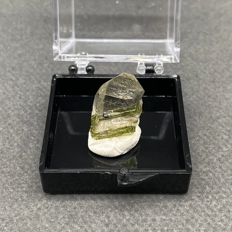 100%  Natural Green tourmaline Mineral Specimens Stones and Crystals Healing Crystal   +Box size:35*35*35 mm