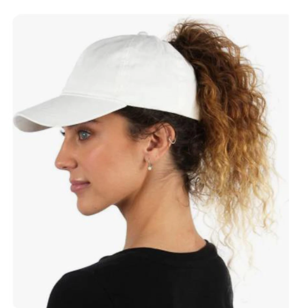 Casquette de baseball à queue de cheval haute pour femmes, casquette de couleur blanche, porté par une femme de profil