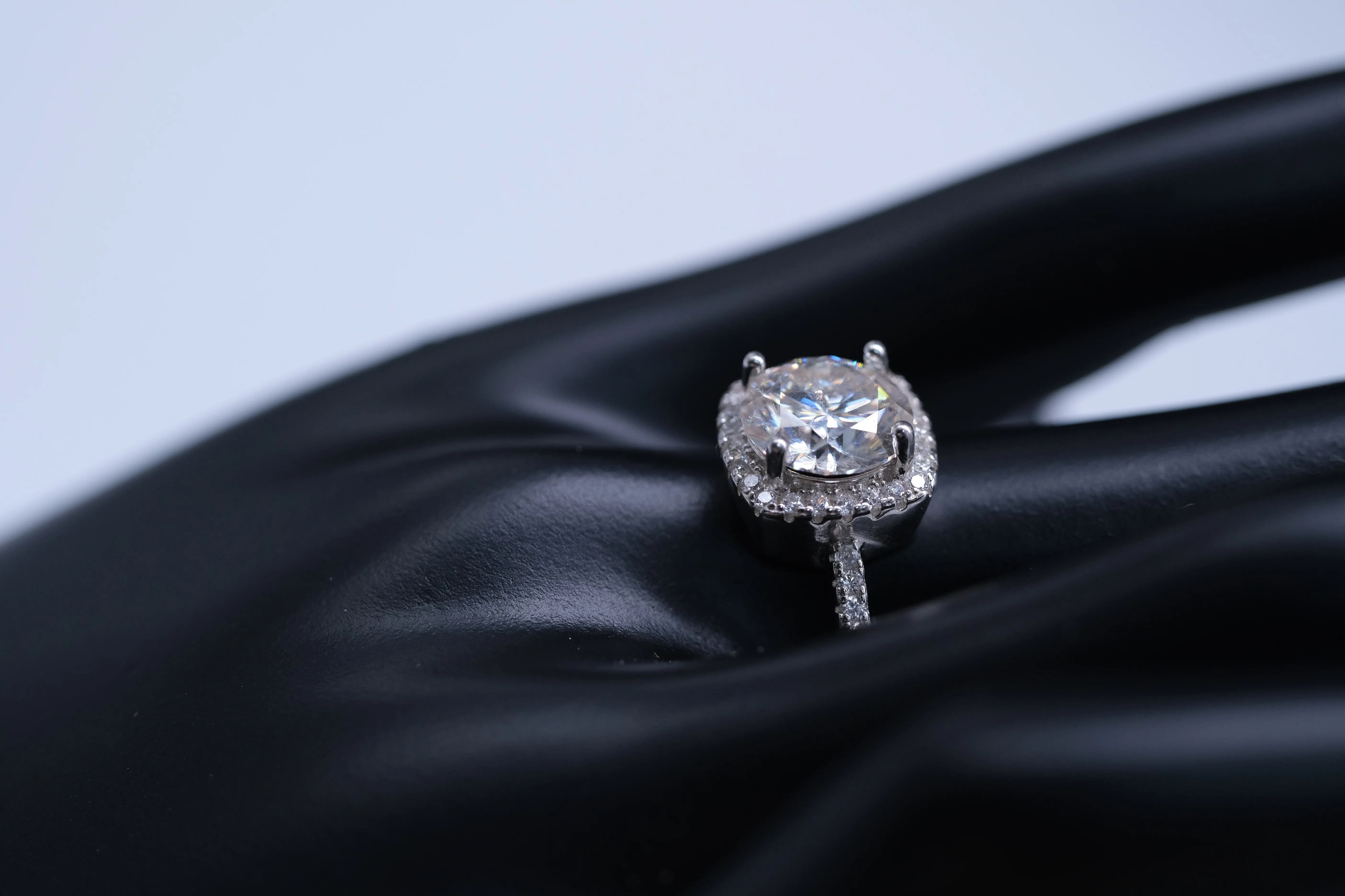 

Кольцо из серебра пробы с муассанитом, 2 карата