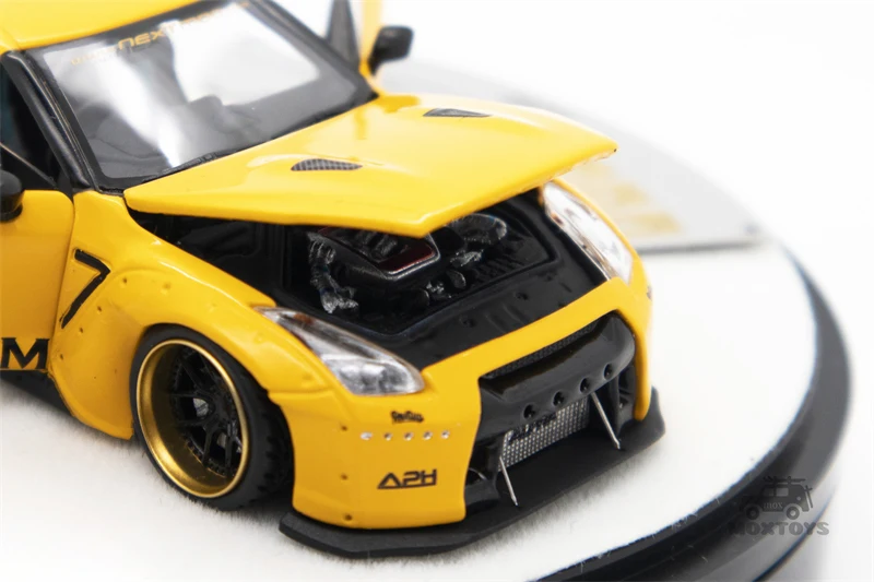 黄色のダイキャストオープンモデル車、pgm 1:64 nissan gtr r35