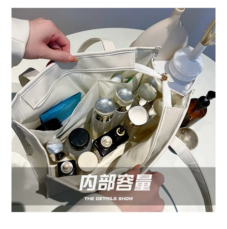 MINISO Sanrio Cartoon Hello Kitty Printed Portable Travel Storage Wash Bag for Women's Fresh Large Capacity Shoulder Bag