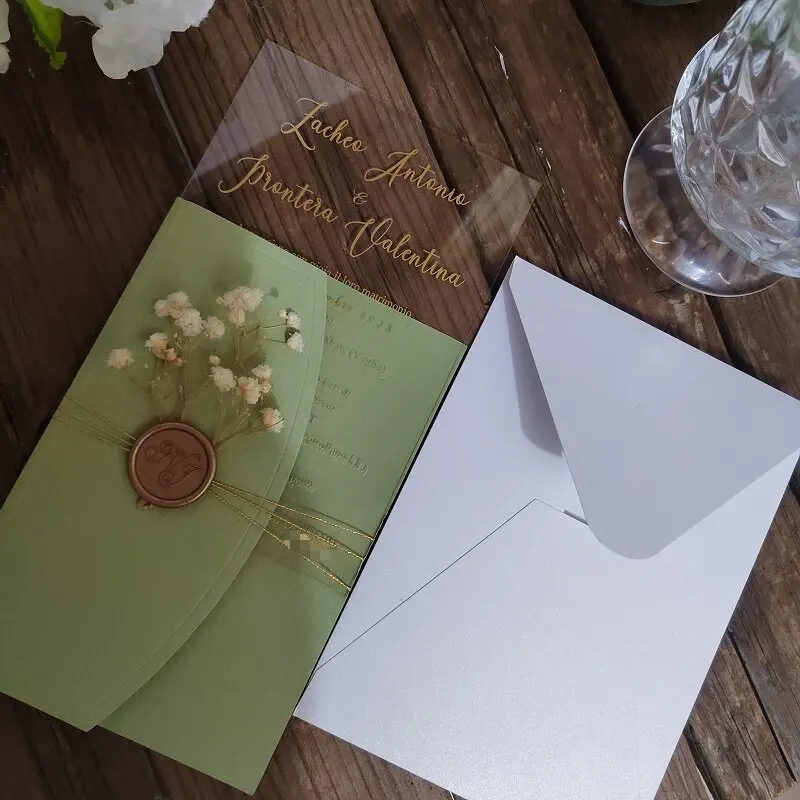 Tarjeta de invitación acrílica de lámina dorada con cubierta de invitación de salvia y sello de cera personalizado