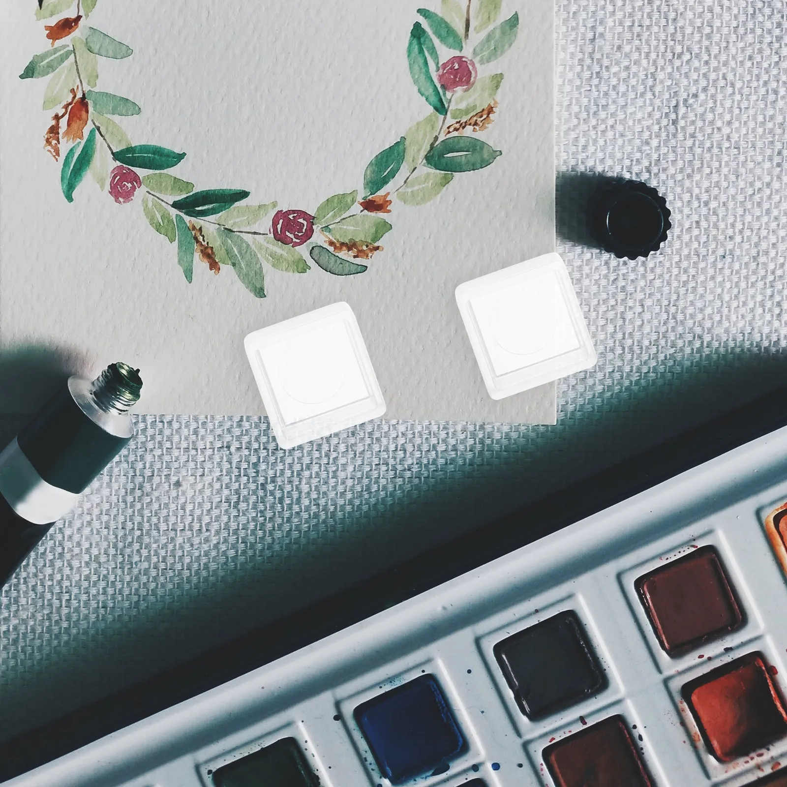 25Pcs 초보자를위한 플라스틱 빈 수채화 하프 팬 페인트 팔레트 학생 예술가 재사용 가능한 경량 휴대용 부드러운