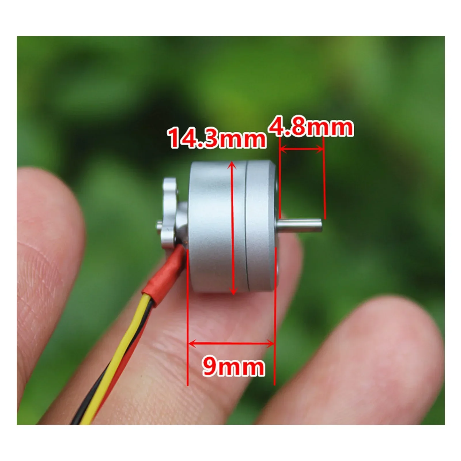 Moteur sans balais 1104 4300KV pour drone FPV racing posé sur une surface plane, avec une pile à côté pour l'échelle.