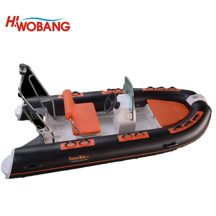 Intérieur du bateau pneumatique RIB350 350cm 5 places moteur 25ch coque fibre verre avec sièges