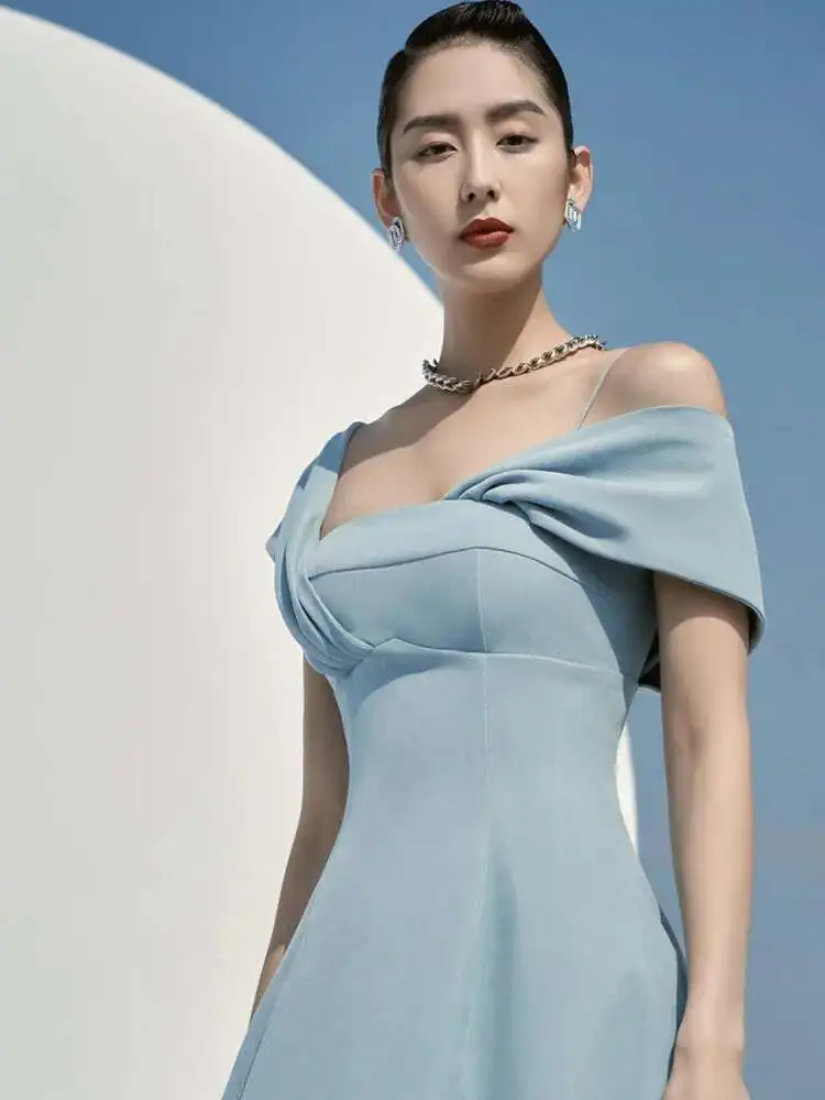 فستان أحمر طويل بتصميم أوف شولدر أنيق