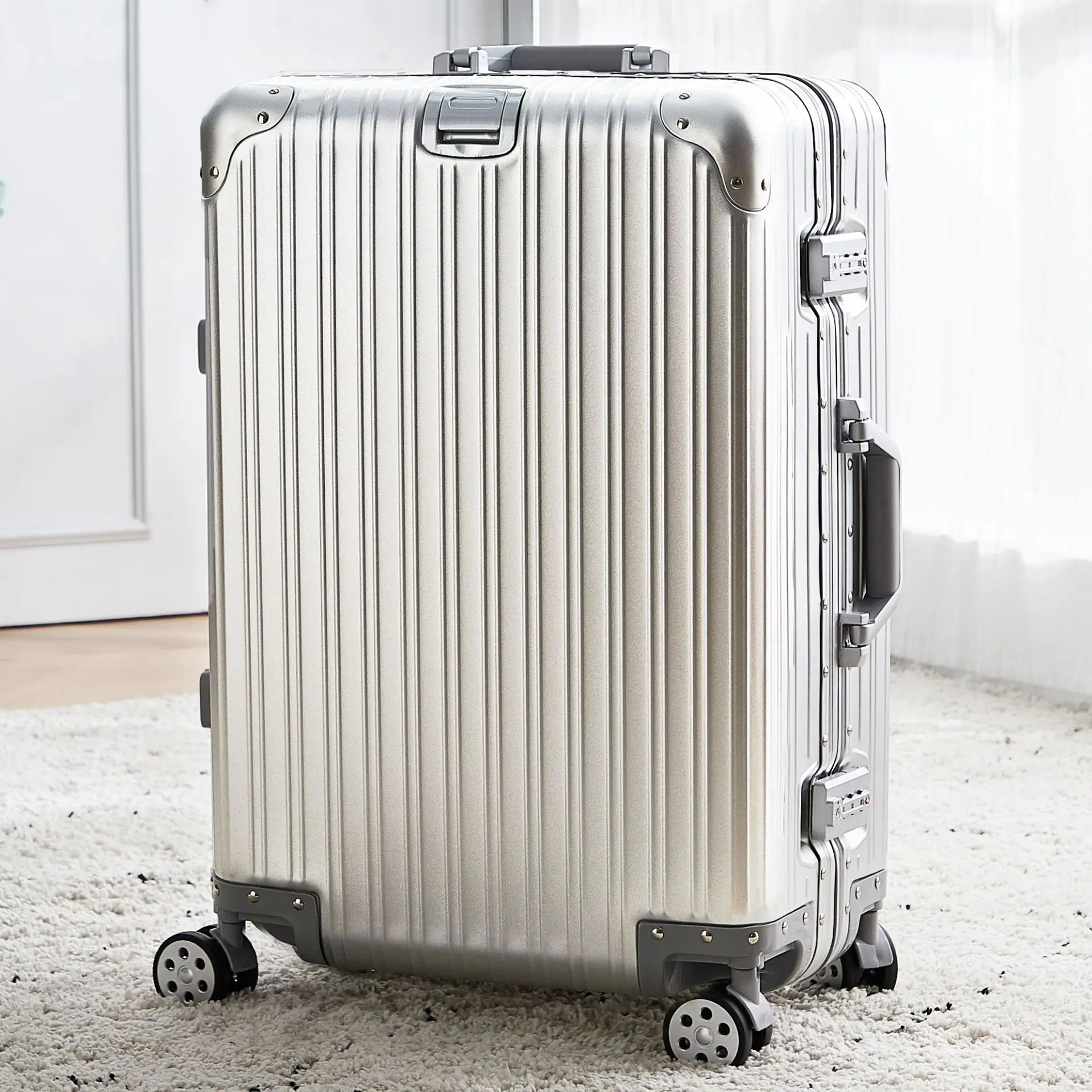 100% Aluminum-magnesium Alloy Travel Suitcase 1