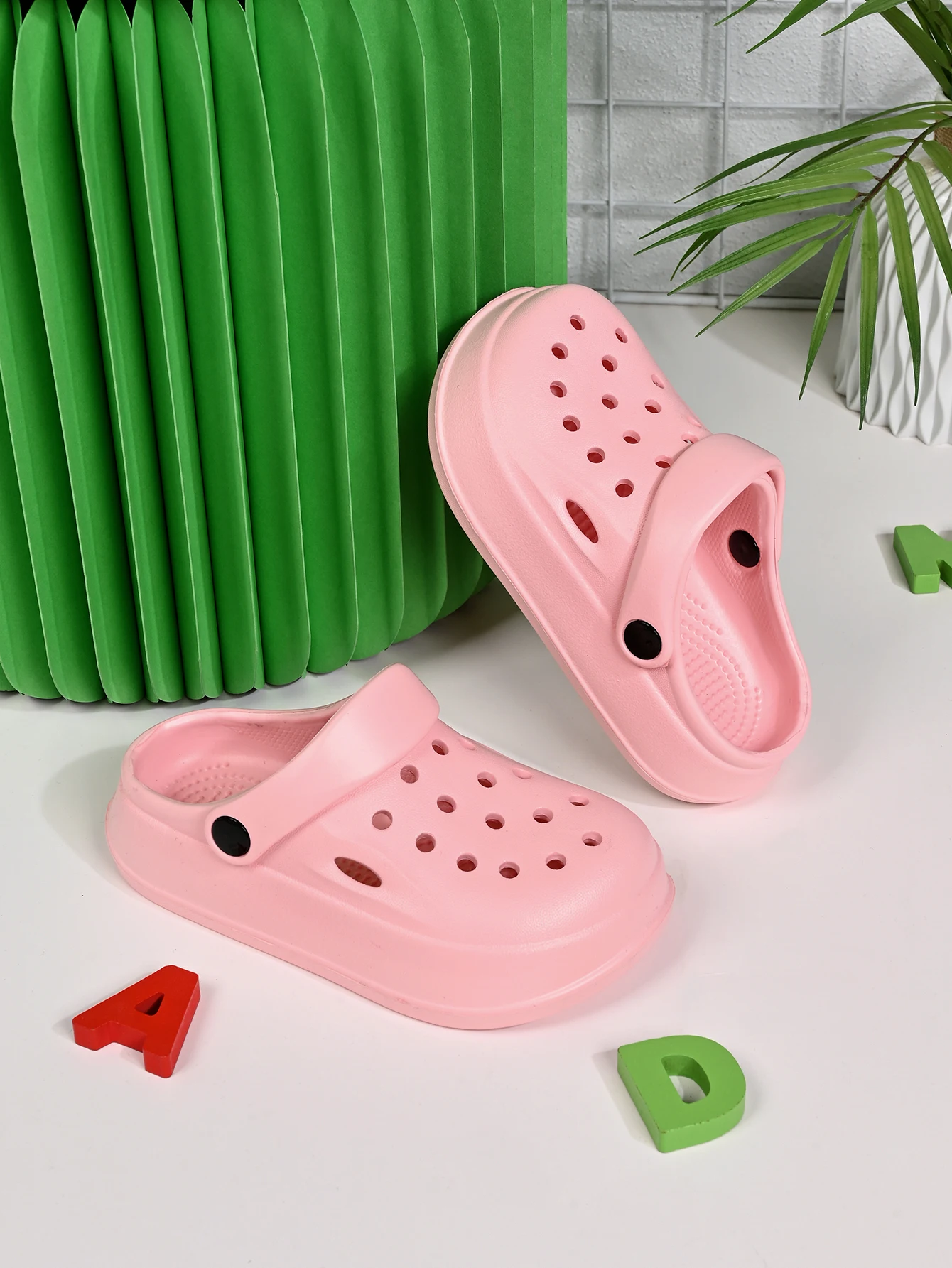 Neue Kinder-Sommerpantoffeln Gartenschuhe EVA Rutschfeste Weiche Sohle Einfarbige Atmungsaktive Haus-Innenpantoffeln – Detail 8
