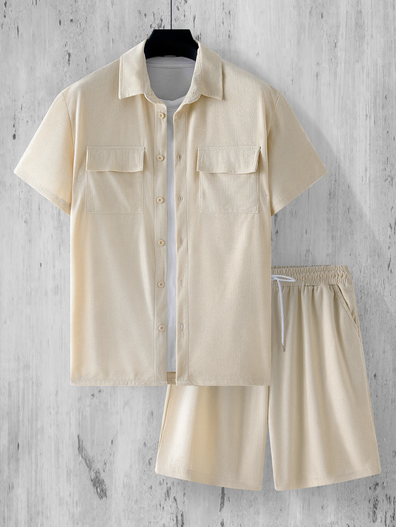 ملابس صيفية للشارع لعام 2025 مكونة من قطعتين قميص قصير بلون سادة طقم شورت قصير للرجال طقم عصري وثابت بأكمام قصيرة