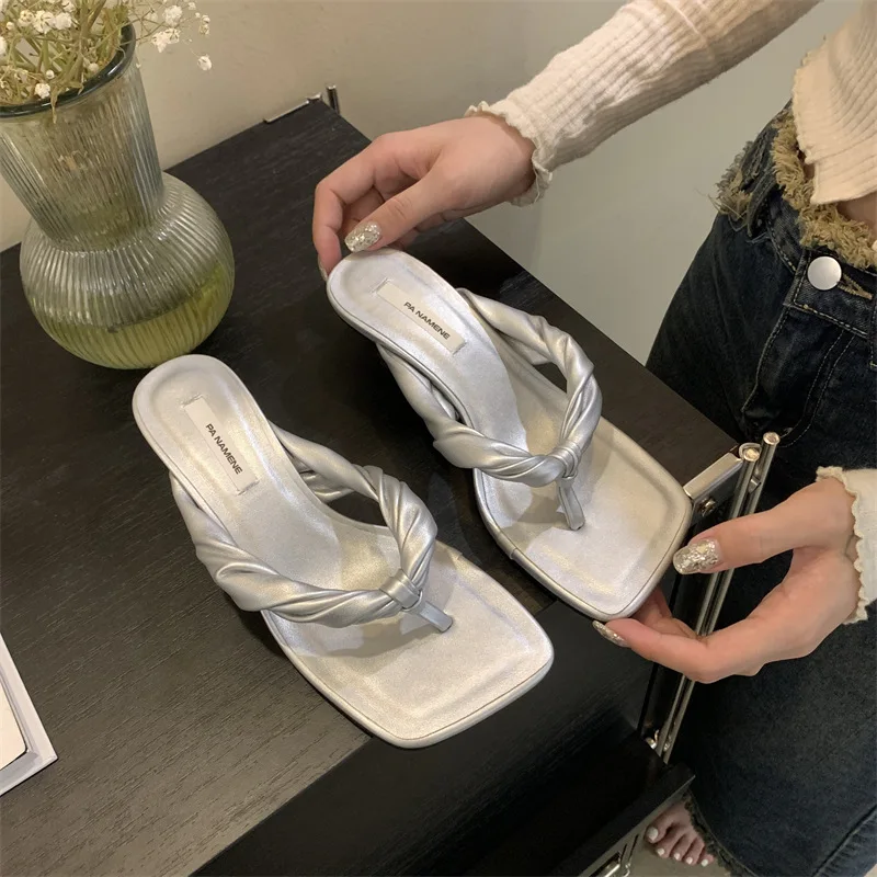 Summer Soft Leather Fashion Casual Solid Color Clip Toe Round Head Low Heel Flat Bottom Herringbone Slippers for Women's Outwear