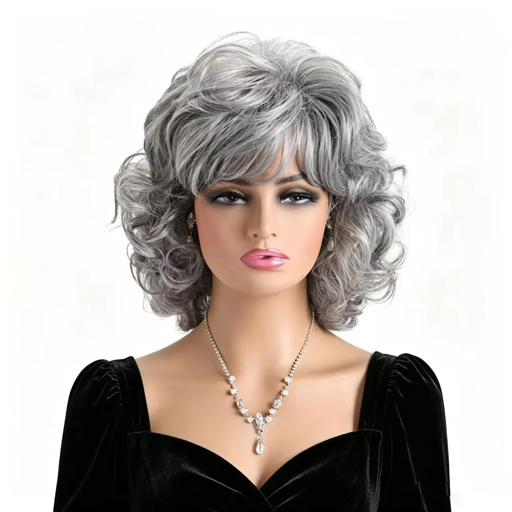 Parrucche Grigie Corte e Riccioline per Donne, Parrucca Sintetica Resistente al Calore con Frangia, Parrucca da Anziana per Uso Quotidiano, Feste, Cosplay, Halloween - immagine 3