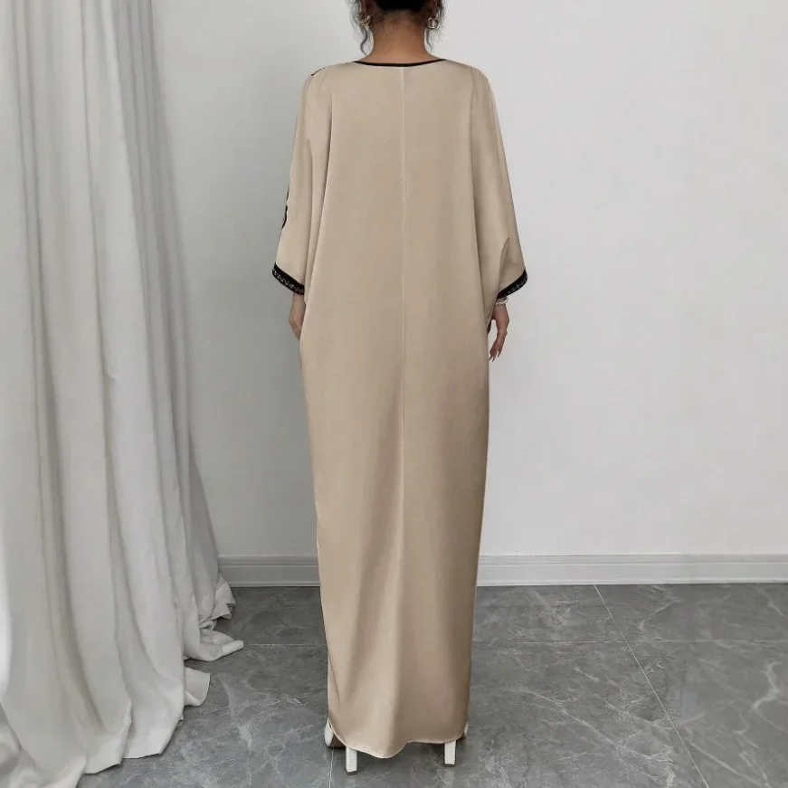 جلابية بيج بتطريز أسود