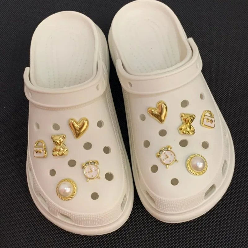 

Fashion Luxury Shoes Charms for Sandals All-match Quality Garden Shoe Accessories Whole Set Croc Charms Designer Elegant DIY