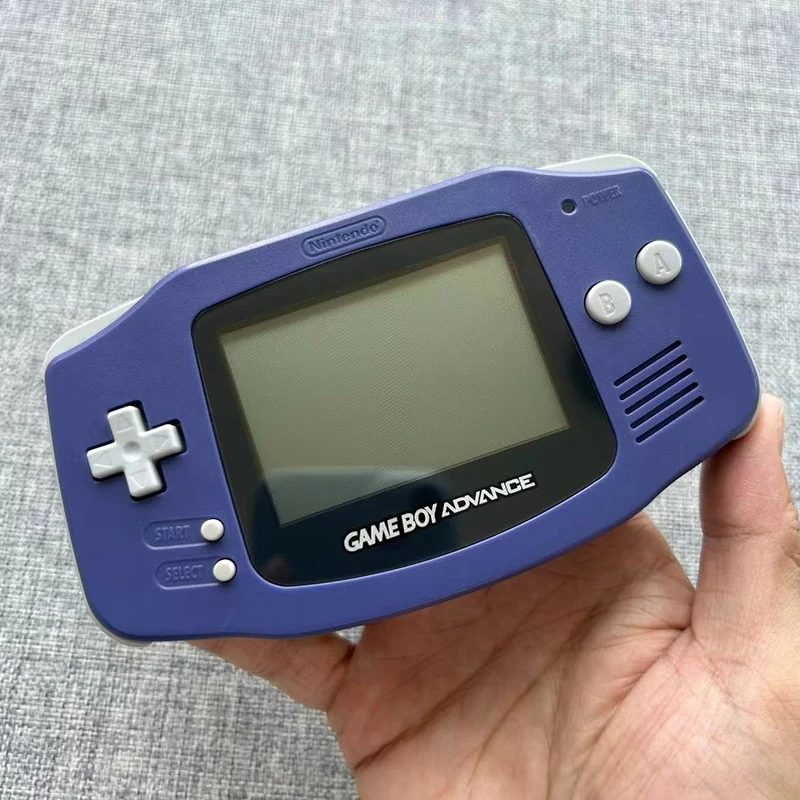 Novo console de jogos GBA Palm sem traseira, colorido, destacando a nostalgia retrô. Pequeno presente._voghion.com
