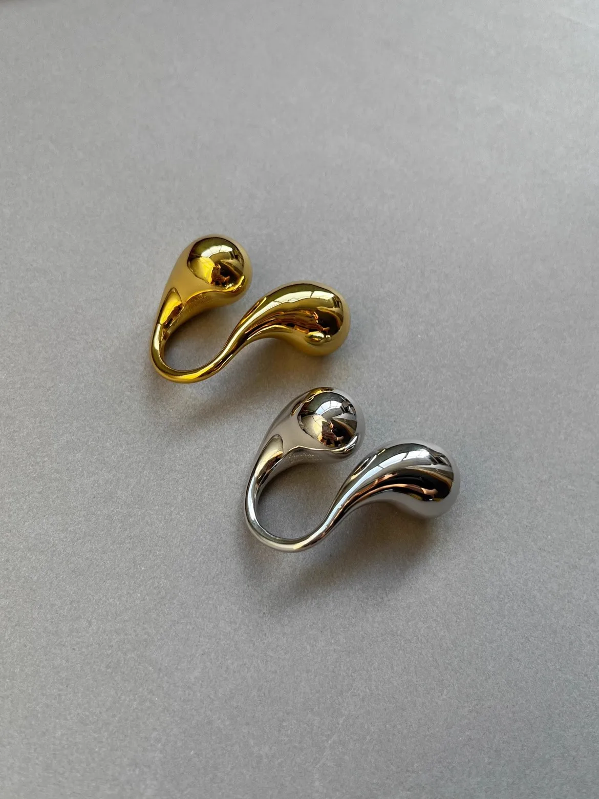 Elegantes anillos abiertos de latón con doble gota de agua para mujer - Vestes Novas