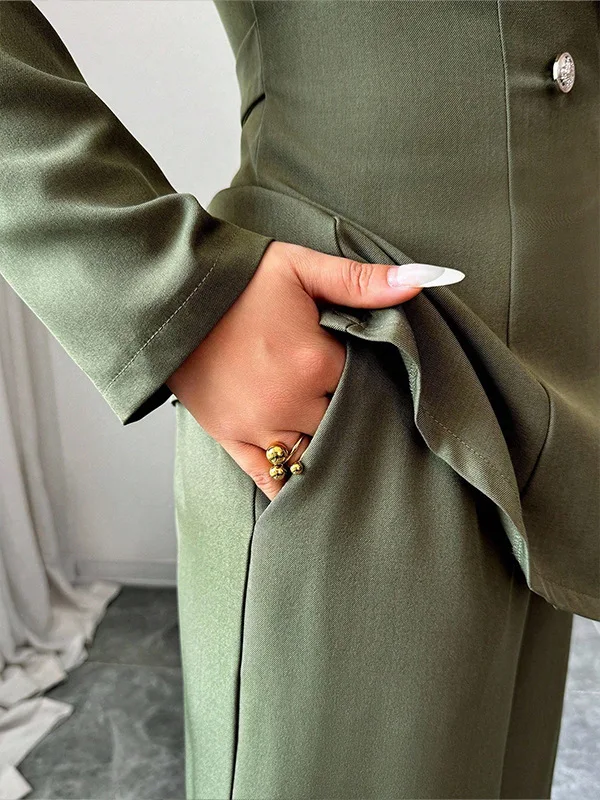Too Cue Too Chic - 2Cute2Chic 
Tenue élégante femme avec blazer structuré et pantalon fluide