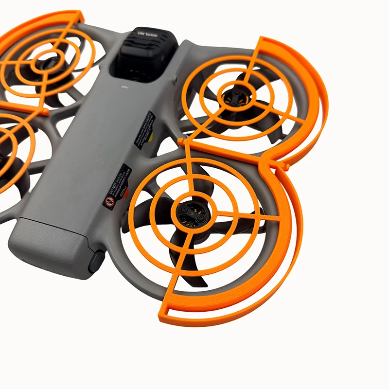 Protection d'hélices DJI AVATA 360 installée, montrant les attaches et le matériau résistant.