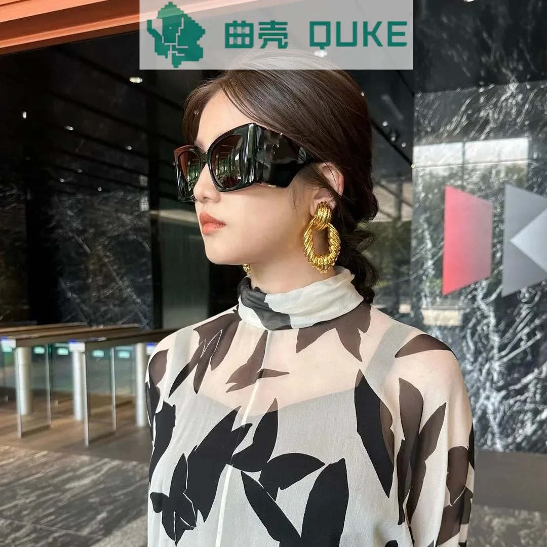 

Light luxury, high-end feeling, retro geometric pattern, ear clip for women, exaggerated, simple, personalized and fashionable