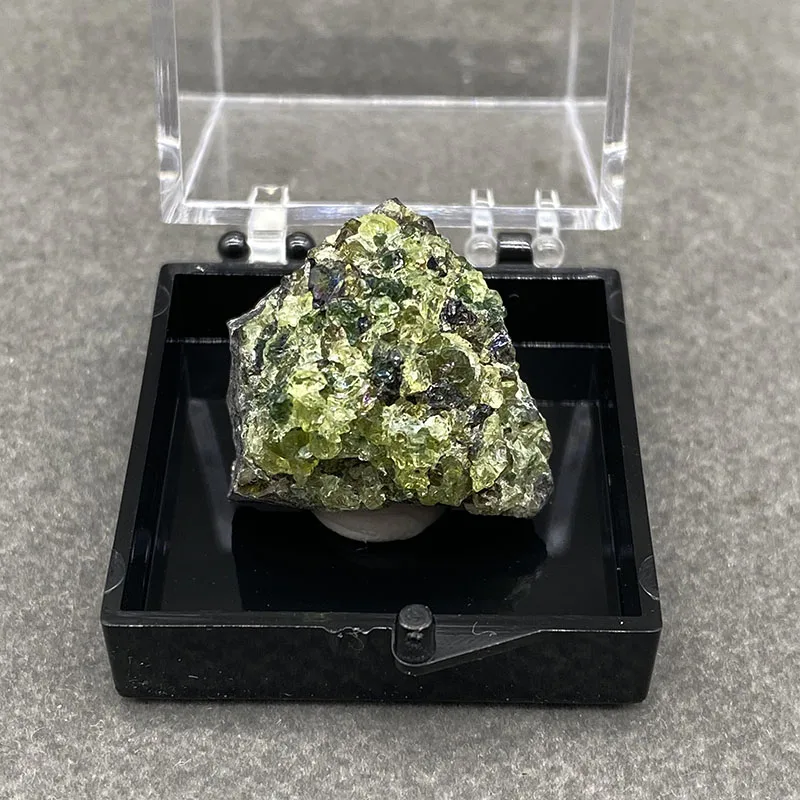 100%  Natural peridot Mineral Specimens Stones and Crystals Healing Crystal   +Box size:35*35*35 mm