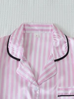 Haut à manches courtes boutonné à revers rayé en satin deux pièces avec poches et short à nœud ensemble de vêtements de détente pour femmes printemps/été adapté à un usage domestique 3