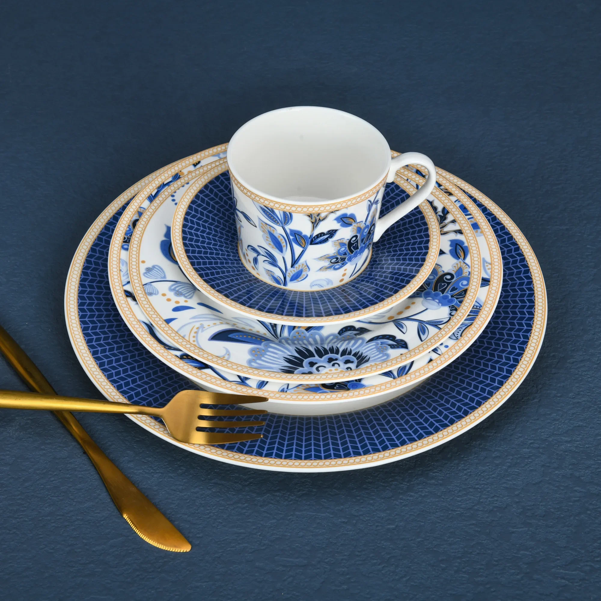 20-Piece Ceramic Classic Oriental Blue Element Coffee Floral Tableware Set Suitable for Family Use and Dinner