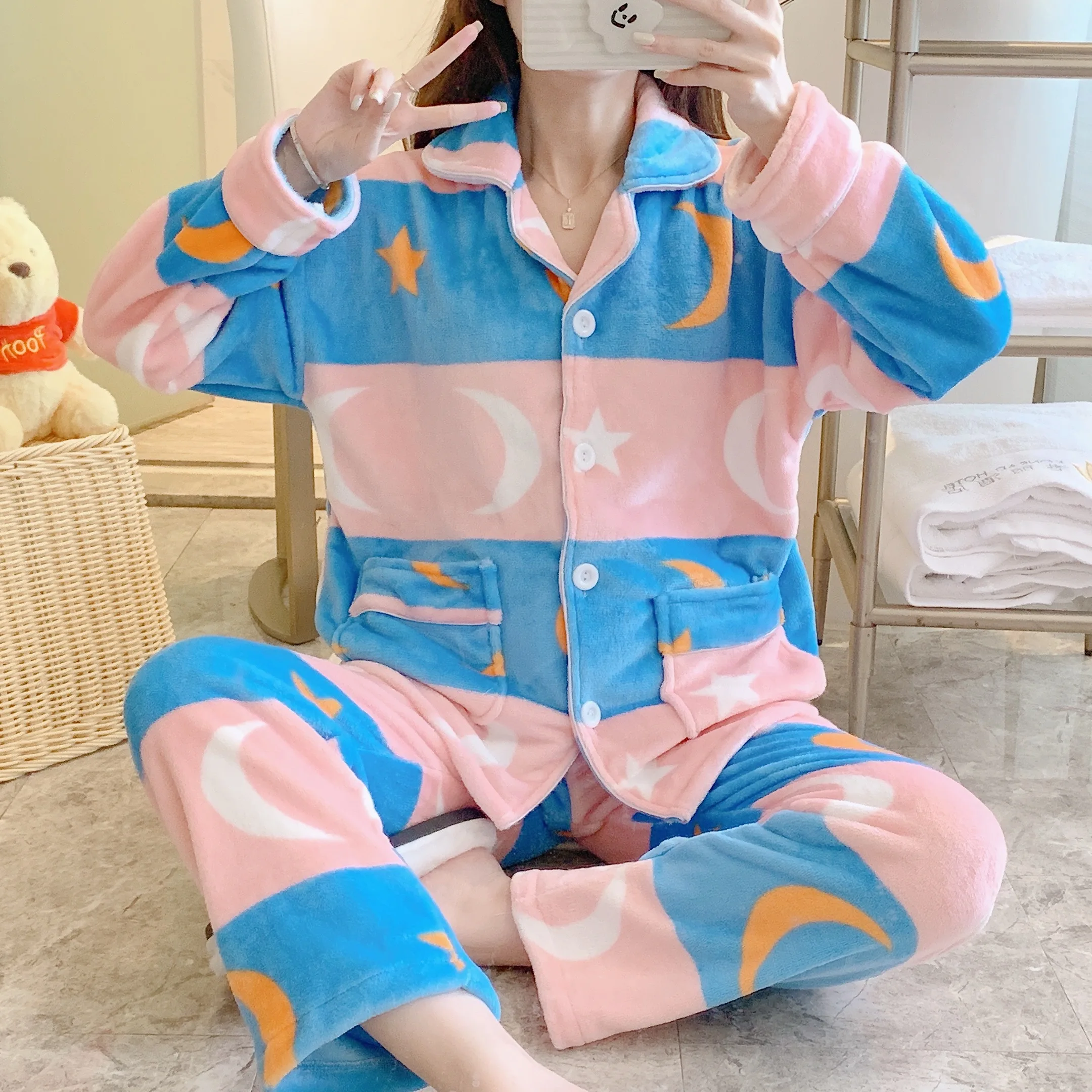Evening dress flannel pajamas women's winter new cardigan button lapel print can be worn outside home wear coral velvet suit