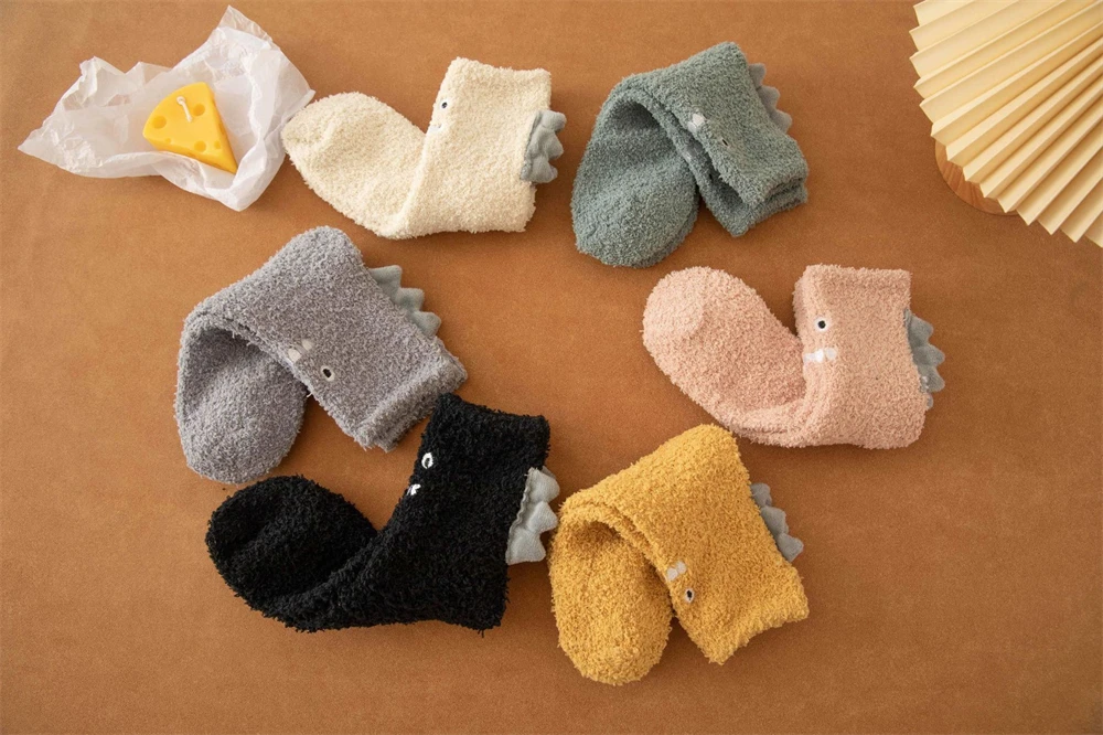 Neue Lustige 3D Kleine Dinosaurier Nette Monster Korallen Samt Socken Weihnachten Geschenk Warme Winter Thicking Boden Bett Schlafen Sokken Dropship – Detail 11