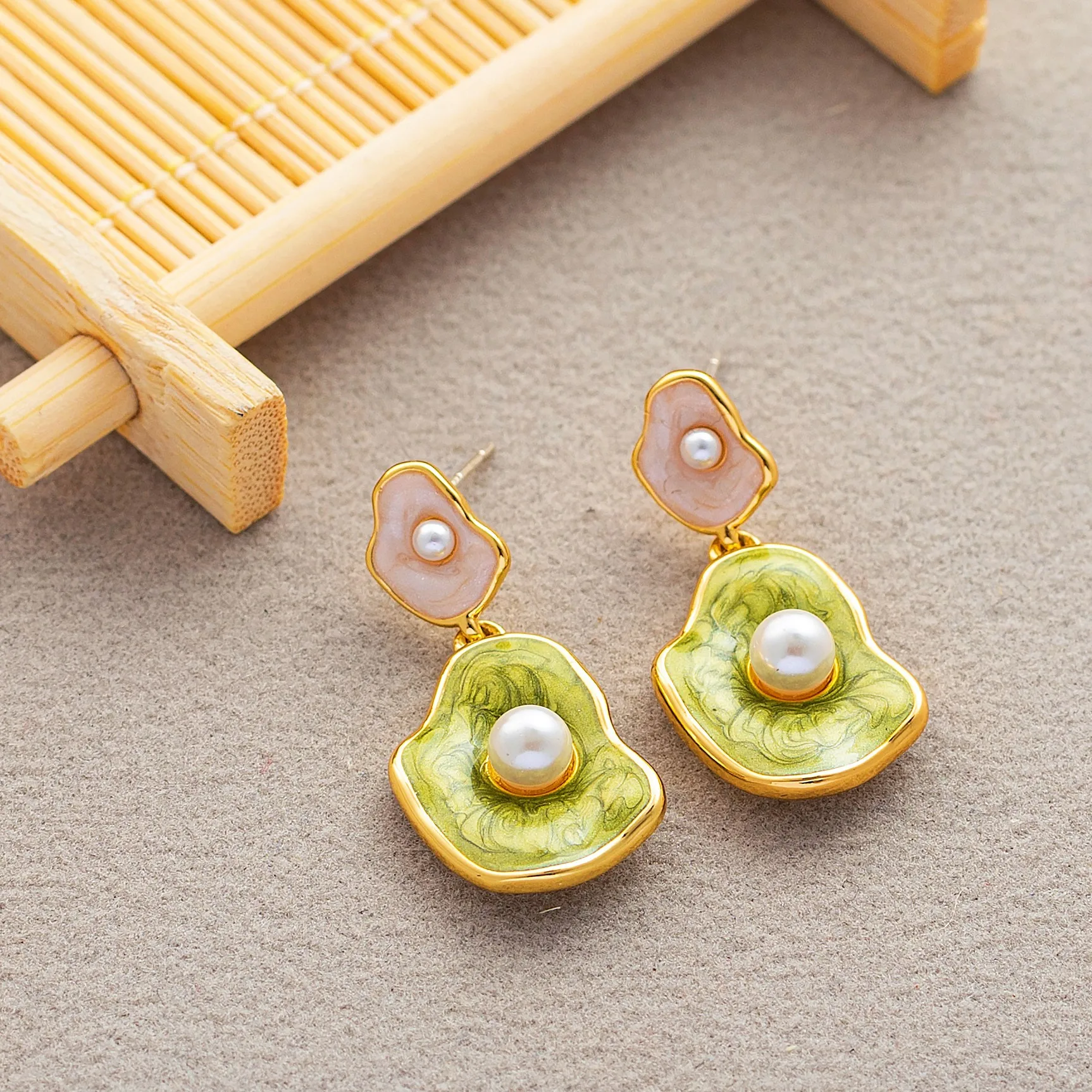 Simple Designer Lotus Leaf Stud Earrings for Women Fashion Statement Metal Flower White Pearl Earrings Ladies Party Gift Jewelry