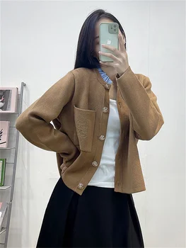 Giacca cardigan lavorata a maglia con colletto in pizzo staccabile semi alto in colore a contrasto alla moda da donna autunno e inverno 1