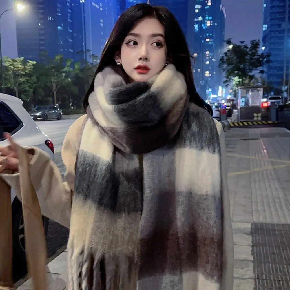 Рисунок 3 - Цветной шарф с кисточками уютный