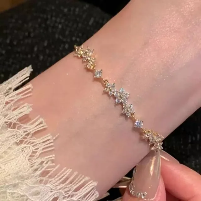 95192-c3073b.png Bracelet en alliage de zinc, bracelet fleur en zircon étincelant, bracelet fait main en alliage pour usage quotidien, accessoire de mode pour soirée