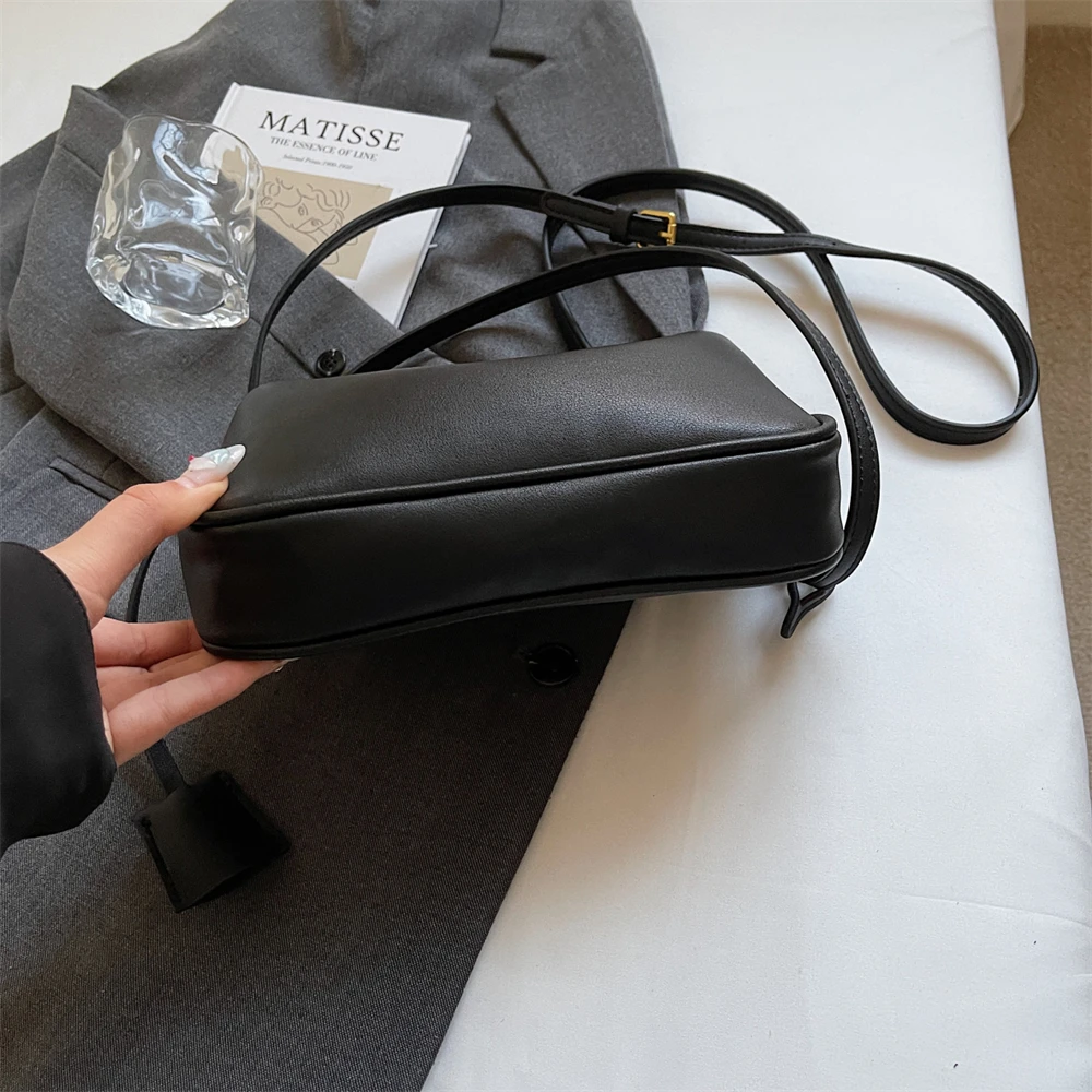 Luxury Women's Shoulder Bag With Dual Straps And Locker Closure_voghion.com