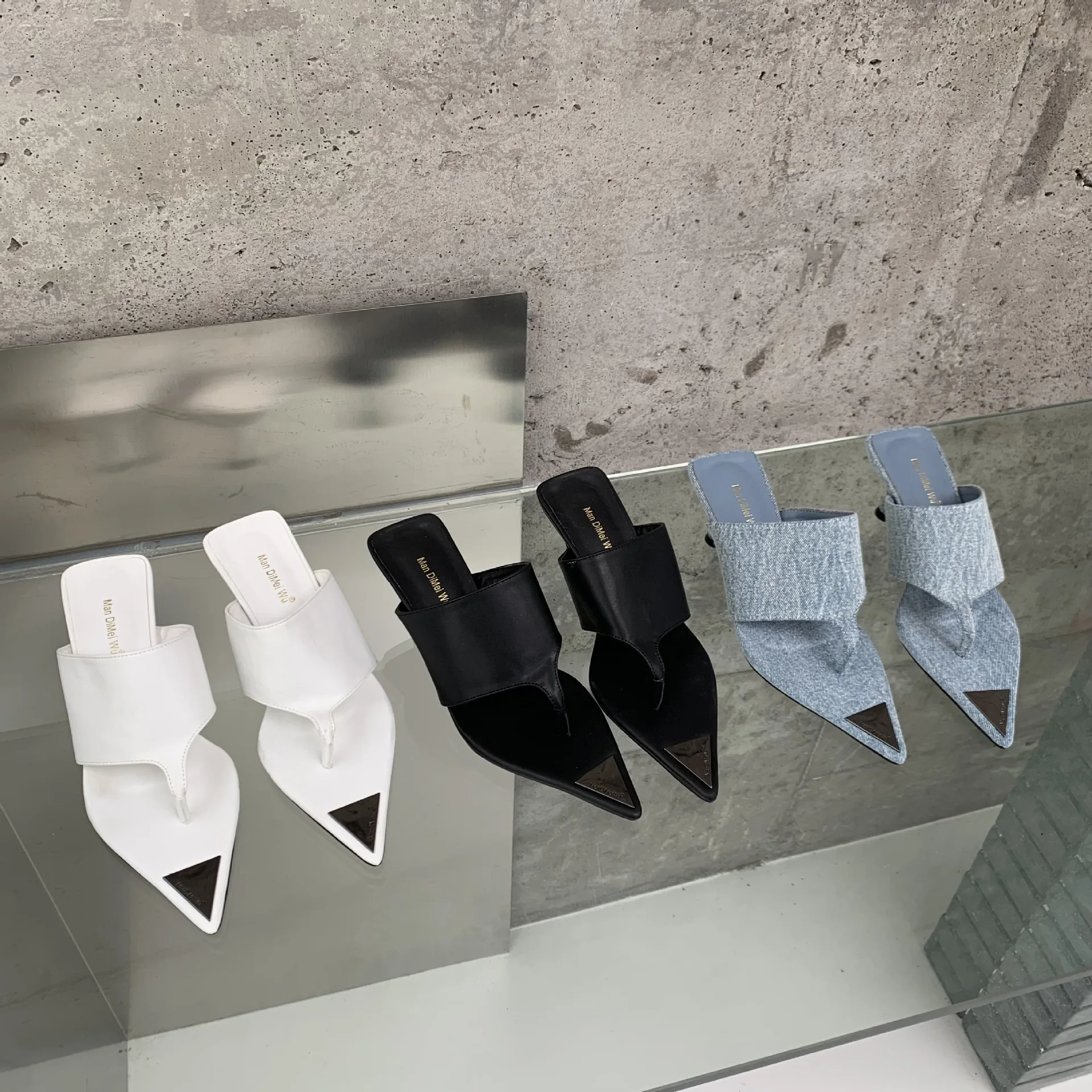 

Женские шлепанцы из ПУ кожи, с острым носком