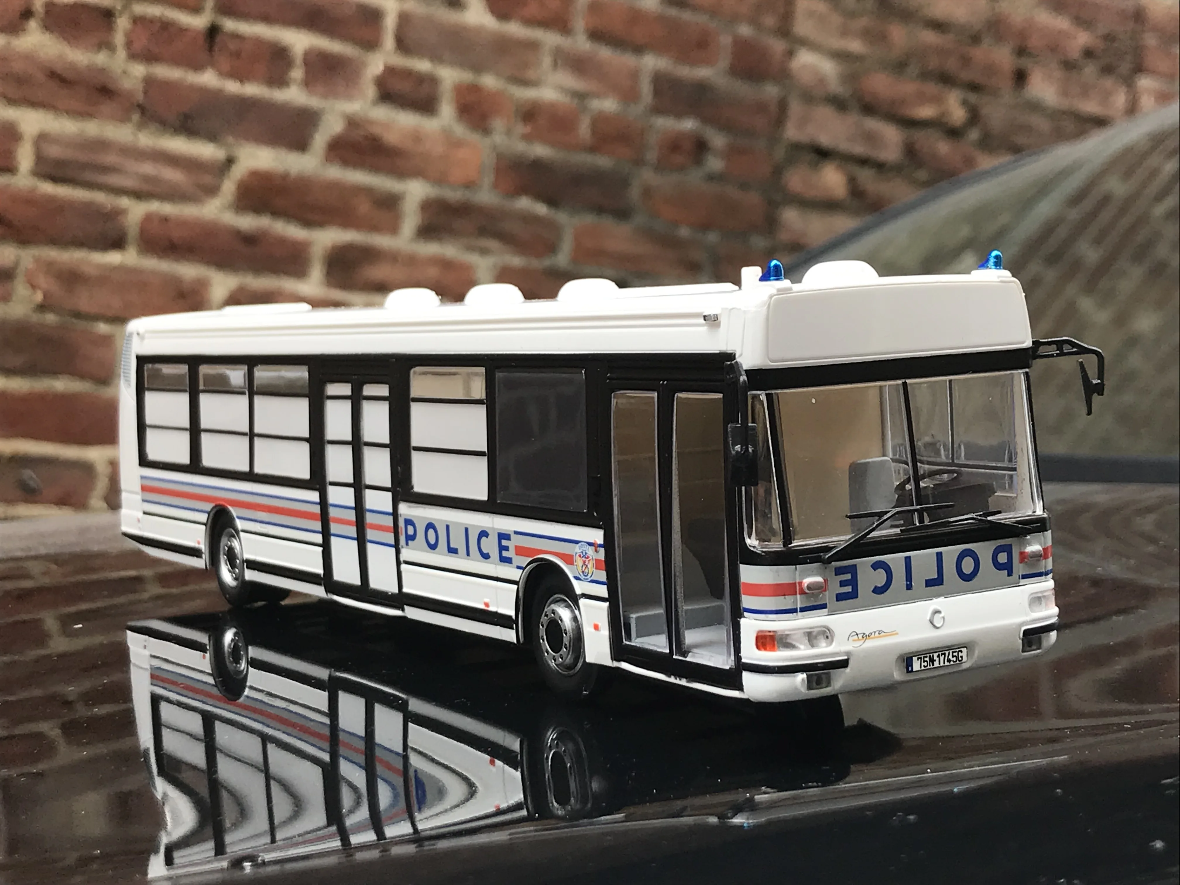 

Diecast IXO 1/43 Scale Issa Bus IRISBUS Police Car Alloy Bus Car Model Collectible Toy Gift Souvenir Display Ornament