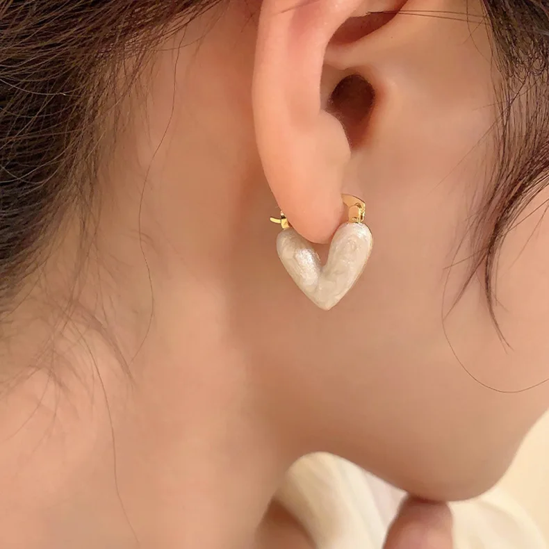 2023 New Korean Light Luxury White Oil Dropping Love Stud Earrings For Women Fashion Elegant Metal Heart Design Jewelry Gifts